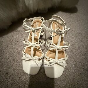 Seychelles White Strappy Bow Sandals EUC